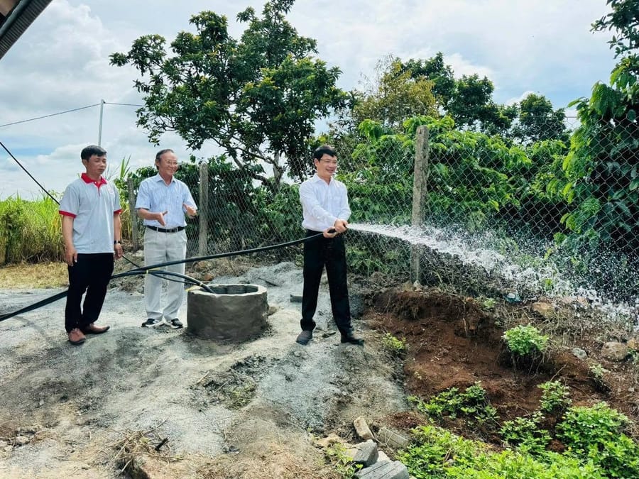 Bàn giao giếng khoan cho bà con